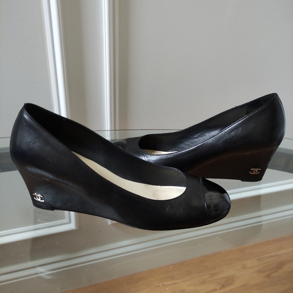 Chanel Interlocking CC Logo Patent Leather Cap Toe Wedge Pumps 38 black - Picture 1 of 16